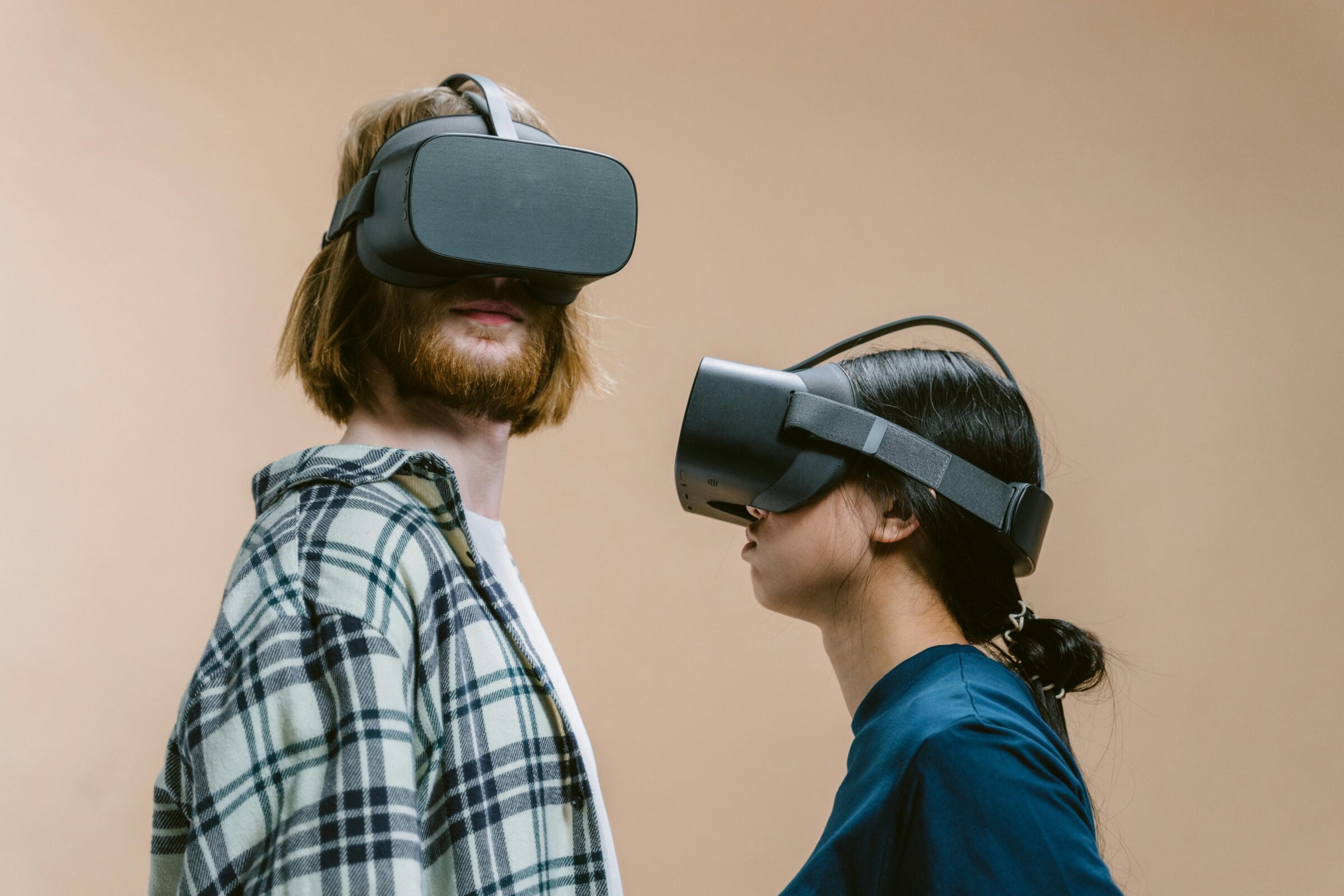 Twee personen met virtual reality brillen op